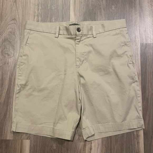 Banana Republic Khaki Shorts - Size 33 - Picture 1 of 3